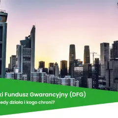 Widok na nowoczesne wieżowce o zachodzie słońca. Na pierwszym planie zielony pas z napisem "Deweloperski Fundusz Gwarancyjny (DFG)".