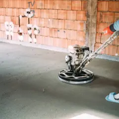 Robot do zacierania betonu wygładza świeżą posadzkę.