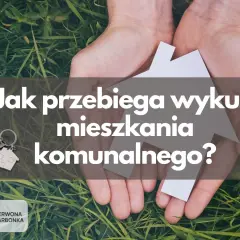 Ręce trzymające symbol domu i klucze. Tekst: "Jak przebiega wykup mieszkania komunalnego?". Poznaj cenę za metr!