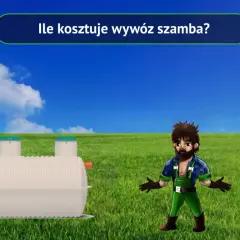 Wywóz szamba - cennik. Postać w zielonym ogrodniczkach obok szamba, na tle łąki i nieba.