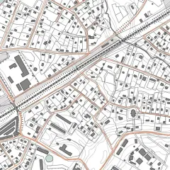 Szczegółowa mapa sytuacyjno wysokościowa z zaznaczonymi budynkami, drogami i liniami kolejowymi.