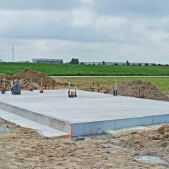 Gotowa płyta fundamentowa, kluczowy etap budowy. Koszt tej inwestycji zależy od wielu czynników.