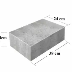 Szary bloczek betonowy o wymiarach 38x24x14 cm. Jego waga jest kluczowa przy planowaniu budowy.