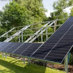 Montaż paneli fotowoltaicznych na stelażu. Instalacja PV w ogrodzie, gotowa do produkcji czystej energii.