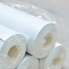 Rolki białej raufazy w folii, gotowe do odmienienia wnętrza.