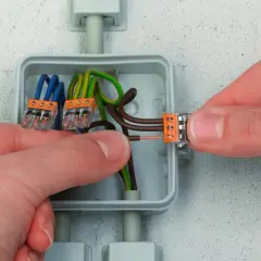 Pokazano, jak stosować złączki Wago do połączenia przewodów elektrycznych w puszce.