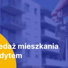 Klucze do mieszkania z kredytem w tle nowoczesnego bloku. Sprzedaż mieszkania z kredytem staje się prostsza.