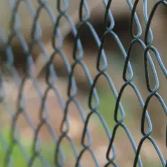 Siatka ogrodzeniowa w trakcie montażu, tworząca charakterystyczny wzór rombów.