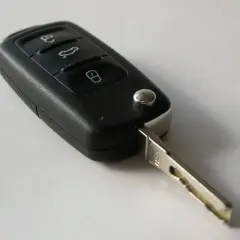 Kluczyk samochodowy z przyciskami. Zastanawiasz się, ile kosztuje dorobienie klucza?