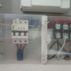 W skrzynce elektrycznej widoczny jest zabezpieczenie przedlicznikowe TRACON, połączone z innymi przewodami.