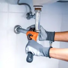 Hydraulik dokręca rurę pod zlewem. Sprawdź punkt hydrauliczny cena robocizny.