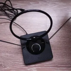 Antena pokojowa z okrągłą pętlą i teleskopowymi wysięgnikami. Idealna, by sprawdzić, jaka telewizja w bloku będzie dostępna.