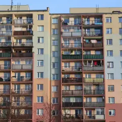 Wielopiętrowy blok mieszkalny z balkonami. Zastanawiasz się, ile wynosi kaucja za mieszkanie komunalne?