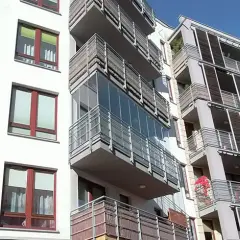 Ile kosztuje zabudowa balkonu w bloku? Sprawdź ukryte koszty