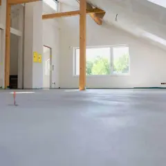 Nowe wnętrze z betonową wylewką, gotowe na wykończenie. Sprawdź wylewka betonowa cena za m2 robocizny bez materiału.