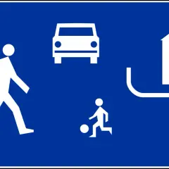 Kto stawia znaki drogowe na osiedlu? Poznaj odpowiedzialnych za to