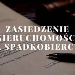 Dokument prawny dotyczący zasiedzenia nieruchomości przez spadkobiercę, obok młotka sędziowskiego i długopisu.