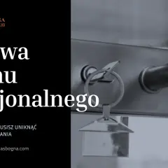 Klucz do drzwi z breloczkiem w kształcie domu symbolizuje umowę najmu okazjonalnego. Dowiedz się, jak jej zawrzeć bez obaw.