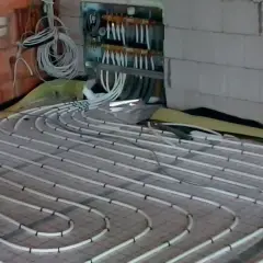 Instalacja podłogówki w trakcie prac. Sprawdź, jaka jest podłogówka cena za m2 robocizny.