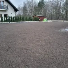 Gotowy do siewu trawy teren po niwelacji. Sprawdź niwelacja terenu cena za m2, by zaplanować prace.