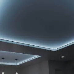Nowoczesne sufity napinane z podświetleniem LED tworzą niepowtarzalny klimat. Sprawdź, jaka jest sufity napinane cena.