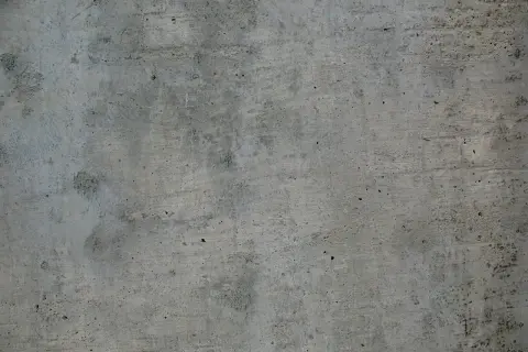 Szara, chropowata powierzchnia betonu w8, z widocznymi śladami po szalunkach i drobnymi porami.