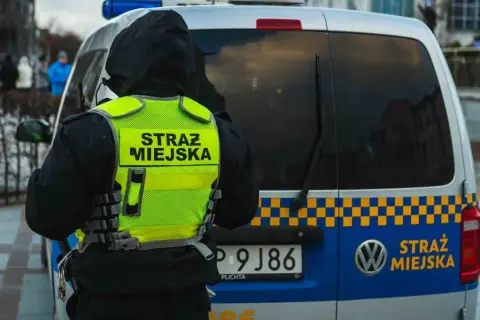 Czy straż miejska może wystawić mandat za parkowanie na osiedlu? Sprawdź zasady