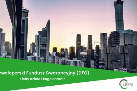 Widok na nowoczesne wieżowce o zachodzie słońca. Na pierwszym planie zielony pas z napisem "Deweloperski Fundusz Gwarancyjny (DFG)".