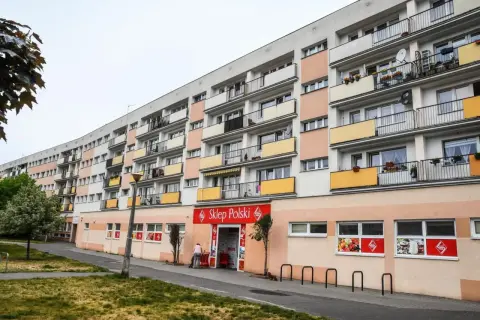 Długi blok mieszkalny z balkonami i sklepem "Sklep Polski" na parterze. Może to być najdłuższy blok w Polsce.
