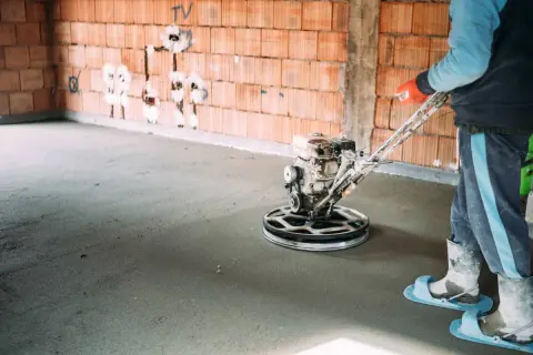 Robot do zacierania betonu wygładza świeżą posadzkę.