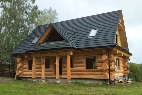 Piękny dom z bali góralskich, idealny na wypoczynek. Sprawdź nasz cennik!