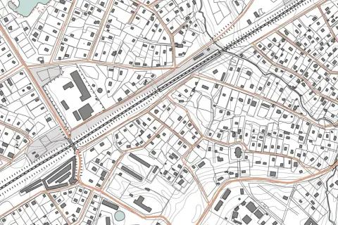 Szczegółowa mapa sytuacyjno wysokościowa z zaznaczonymi budynkami, drogami i liniami kolejowymi.