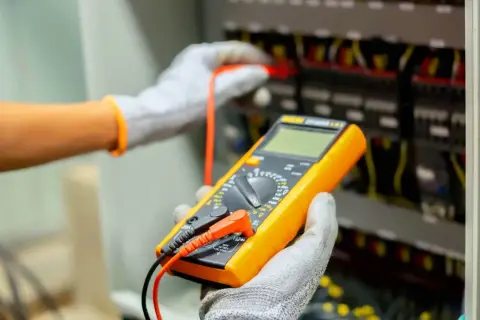 Elektryk wykonuje pomiary elektryczne. Sprawdź nasz pomiary elektryczne cennik usług.