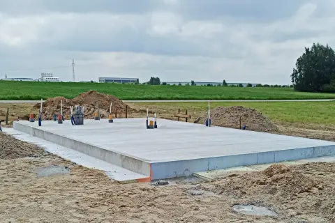 Gotowa płyta fundamentowa, kluczowy etap budowy. Koszt tej inwestycji zależy od wielu czynników.