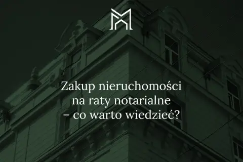 Elegancki budynek, na którym widnieje napis "Zakup nieruchomości na raty notarialne – co warto wiedzieć?".