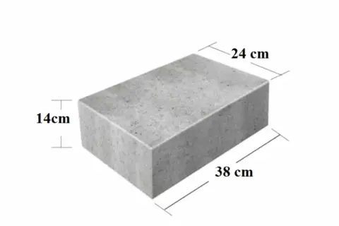 Szary bloczek betonowy o wymiarach 38x24x14 cm. Jego waga jest kluczowa przy planowaniu budowy.