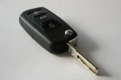 Kluczyk samochodowy z przyciskami. Zastanawiasz się, ile kosztuje dorobienie klucza?