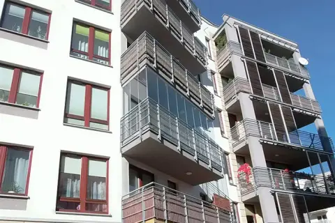 Ile kosztuje zabudowa balkonu w bloku? Sprawdź ukryte koszty