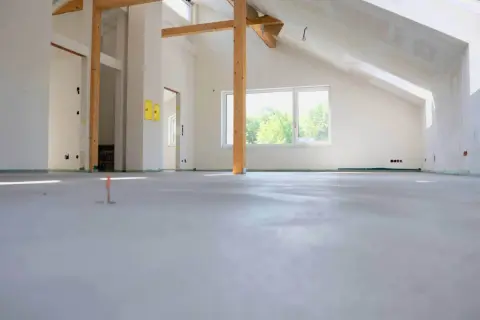 Nowe wnętrze z betonową wylewką, gotowe na wykończenie. Sprawdź wylewka betonowa cena za m2 robocizny bez materiału.
