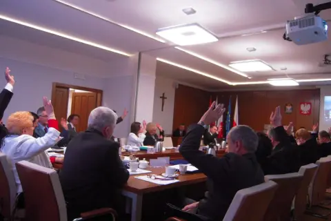 Ile zarabia radny osiedla? Zaskakujące różnice w wynagrodzeniach