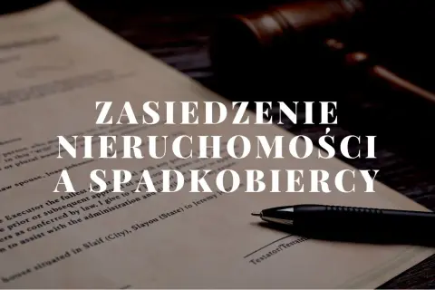 Dokument prawny dotyczący zasiedzenia nieruchomości przez spadkobiercę, obok młotka sędziowskiego i długopisu.