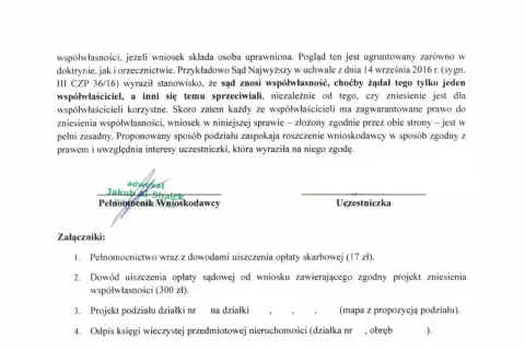 Dokument prawny dotyczący zniesienia współwłasności, gdzie wnioskodawca, jako posiadacz samoistny, domaga się podziału nieruchomości.