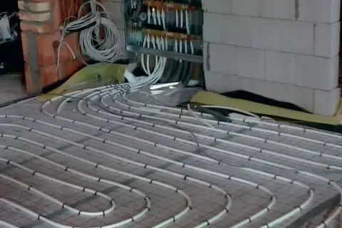 Instalacja podłogówki w trakcie prac. Sprawdź, jaka jest podłogówka cena za m2 robocizny.