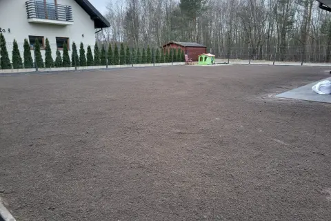 Gotowy do siewu trawy teren po niwelacji. Sprawdź niwelacja terenu cena za m2, by zaplanować prace.