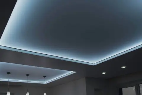 Nowoczesne sufity napinane z podświetleniem LED tworzą niepowtarzalny klimat. Sprawdź, jaka jest sufity napinane cena.