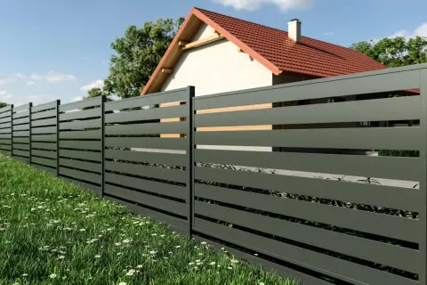 Nowoczesne ogrodzenie z poziomymi lamelami, idealne do Twojego ogrodu. Sprawdź atrakcyjne ceny ogrodzeń!