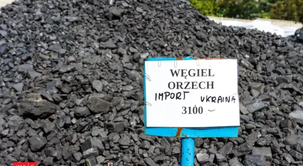 Na zwałowisku węgla orzech importowanego z Ukrainy tabliczka informuje, ile kosztuje tona węgla: 3100.
