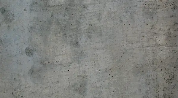 Szara, chropowata powierzchnia betonu w8, z widocznymi śladami po szalunkach i drobnymi porami.