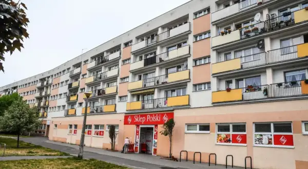 Długi blok mieszkalny z balkonami i sklepem "Sklep Polski" na parterze. Może to być najdłuższy blok w Polsce.