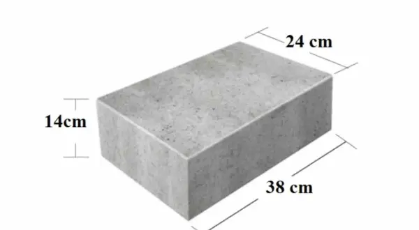 Szary bloczek betonowy o wymiarach 38x24x14 cm. Jego waga jest kluczowa przy planowaniu budowy.